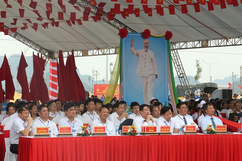 Xã Hương Sơn đón nhận Huân chương Lao động hạng Ba và công bố quyết định đạt chuẩn Nông thôn mới nâng cao