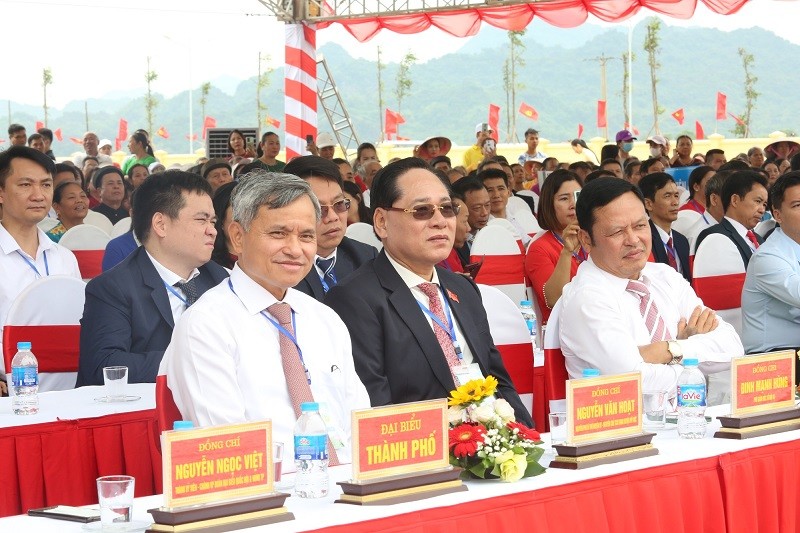 Xã Hương Sơn đón nhận Huân chương Lao động hạng Ba và công bố quyết định đạt chuẩn Nông thôn mới nâng cao