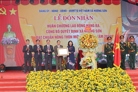 Xã Hương Sơn đón nhận Huân chương Lao động hạng Ba và công bố quyết định đạt chuẩn Nông thôn mới nâng cao