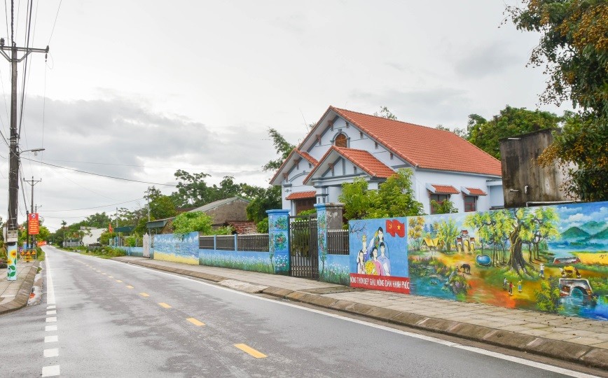 Tuyến đường trục chính xã Đầm Hà, huyện Đầm Hà được xây dựng khang trang, sạch đẹp.