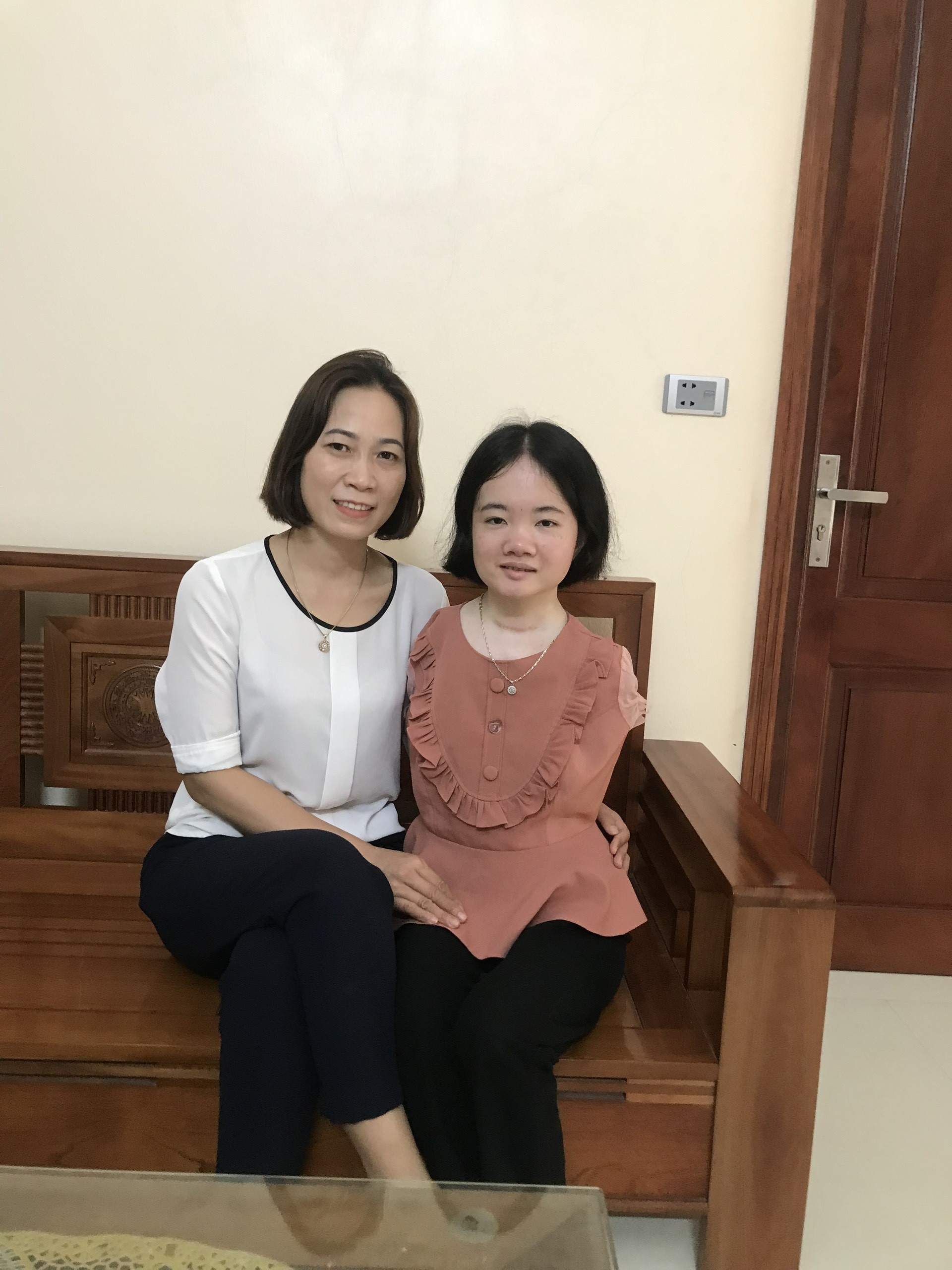 Cảm phục cô giáo không tay ở xứ Thanh:  “CỨ ĐI VỀ PHÍA MẶT TRỜI, BÓNG TỐI SẼ NGẢ SAU LƯNG BẠN”