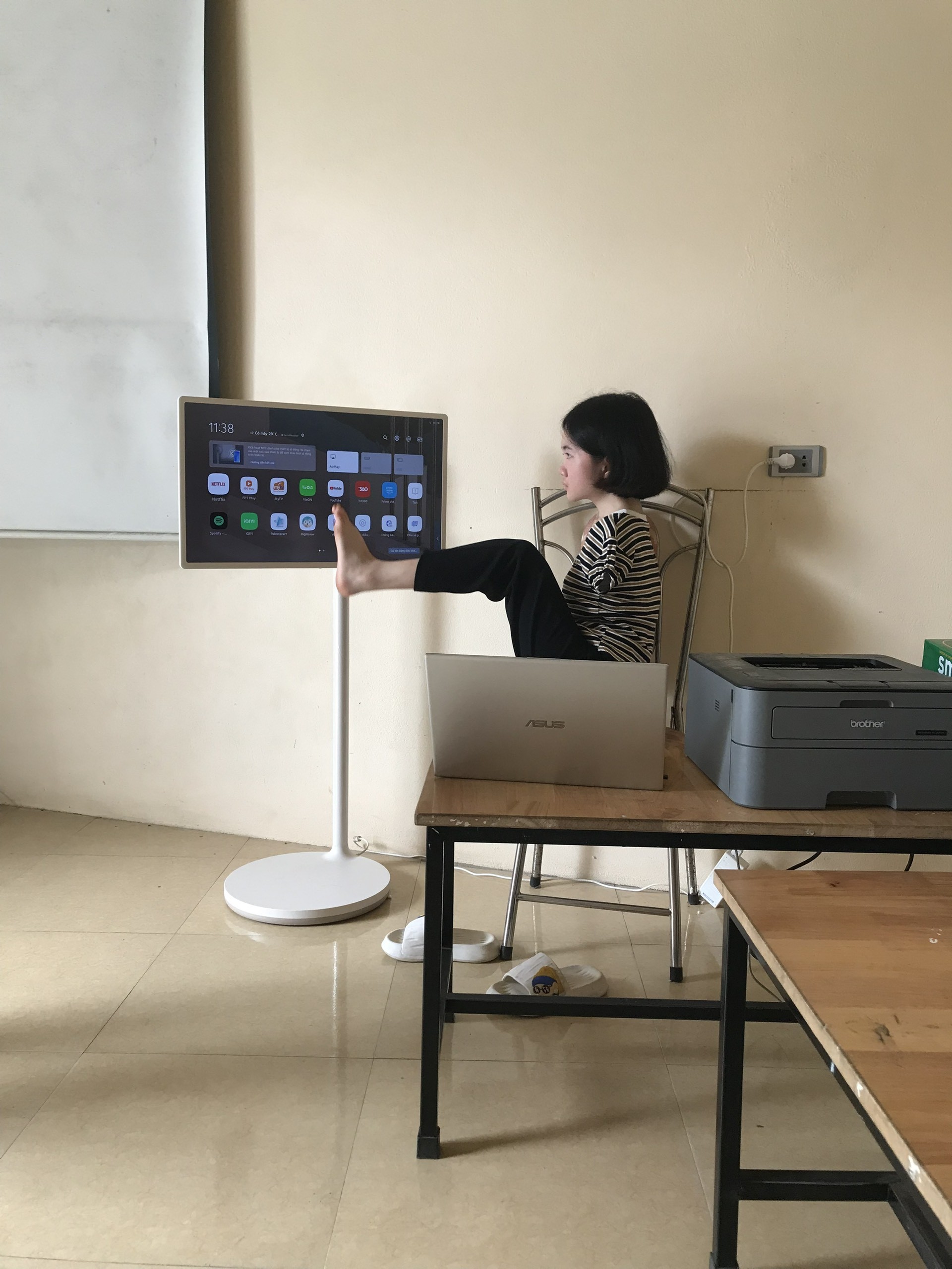 Cảm phục cô giáo không tay ở xứ Thanh:  “CỨ ĐI VỀ PHÍA MẶT TRỜI, BÓNG TỐI SẼ NGẢ SAU LƯNG BẠN”