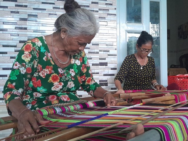 Phụ nữ dân tộc S'tiêng ở Bình Phước dệt thổ cẩm. Ảnh: K GỬIH - TTXVN Phụ nữ dân tộc S'tiêng ở Bình Phước dệt thổ cẩm. Ảnh: K GỬIH - TTXVN