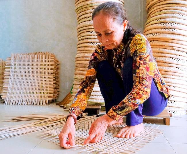 Bà Nguyễn Thị Xuân (67 tuổi, ở xóm Trung Thuận, thôn Trung Chánh), chia sẻ: “Nghề đan đát ở địa phương có từ lâu đời, được truyền từ đời này sang đời khác theo kiểu cha truyền con nối cho đến nay. Bà con ở đây còn giữ nghề như giữ gìn nét đẹp văn hóa của cha ông”. Bà Nguyễn Thị Xuân (67 tuổi, ở xóm Trung Thuận, thôn Trung Chánh), chia sẻ: “Nghề đan đát ở địa phương có từ lâu đời, được truyền từ đời này sang đời khác theo kiểu cha truyền con nối cho đến nay. Bà con ở đây còn giữ nghề như giữ gìn nét đẹp văn hóa của cha ông”.