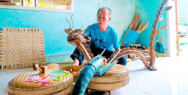 Với chút năng khiếu mỹ thuật, cộng với sự sáng tạo, 5 năm trở lại đây, nghệ nhân Phạm Văn Huynh (ở xóm Trung Tâm, thôn Trung Chánh) đã tạo ra nhiều sản phẩm đan đát đẹp, thu hút sự quan tâm của nhiều du khách trong và ngoài tỉnh tìm đến đặt hàng. Với chút năng khiếu mỹ thuật, cộng với sự sáng tạo, 5 năm trở lại đây, nghệ nhân Phạm Văn Huynh (ở xóm Trung Tâm, thôn Trung Chánh) đã tạo ra nhiều sản phẩm đan đát đẹp, thu hút sự quan tâm của nhiều du khách trong và ngoài tỉnh tìm đến đặt hàng.