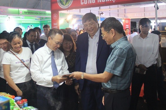 Đắk Nông: Khai mạc Hội chợ Triển lãm hàng công nghiệp nông thôn tiêu biểu khu vực miền Trung - Tây Nguyên Đắk Nông: Khai mạc Hội chợ Triển lãm hàng công nghiệp nông thôn tiêu biểu khu vực miền Trung - Tây Nguyên