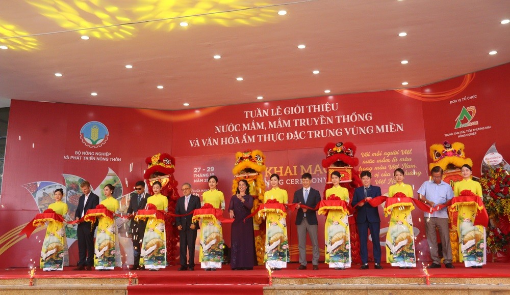 Cắt băng khai mạc sự kiện