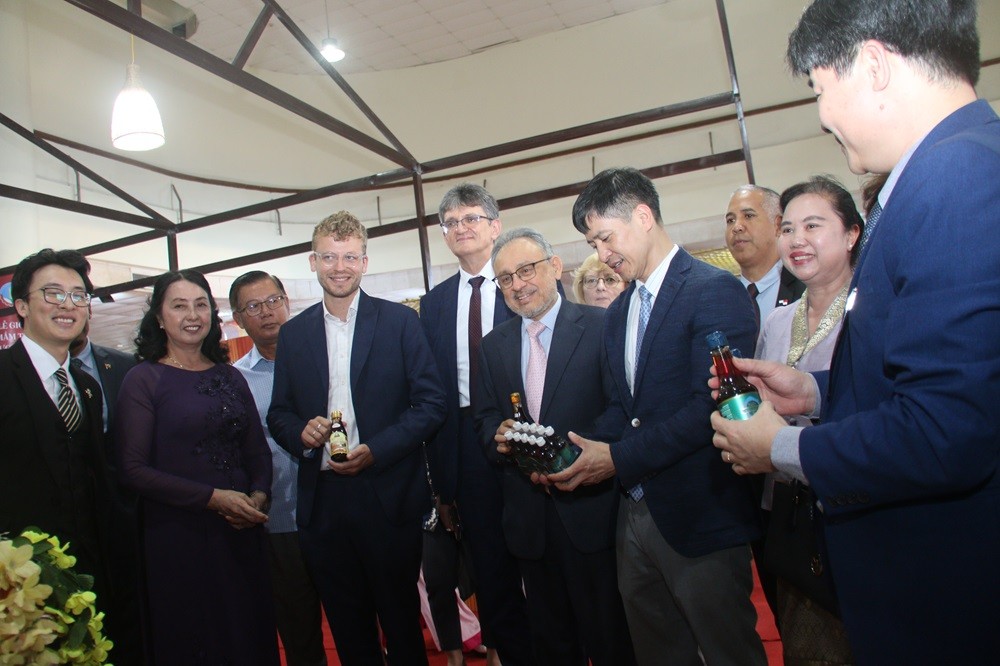 cơ quan ngoại giao, tham tán nước ngoài ở Việt Nam.