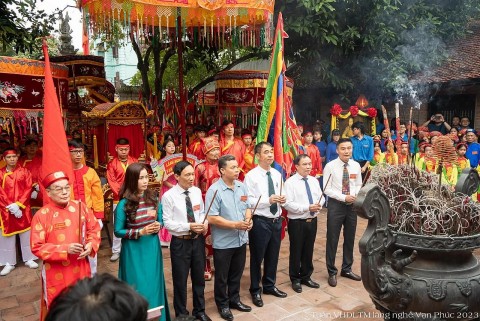 Sắc lụa nghìn năm tại Lễ rước tổ nghề dệt lụa Vạn Phúc