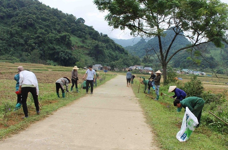 đông đảo cán bộ, đảng viên huyện, xã, người dân các thôn tham gia lao động vệ sinh môi trường. đông đảo cán bộ, đảng viên huyện, xã, người dân các thôn tham gia lao động vệ sinh môi trường.