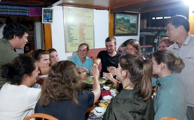 Du khách vui vẻ tại Homestay Sanh Nhơn, ở tổ 5, thị trấn Mù Cang Chải. Du khách vui vẻ tại Homestay Sanh Nhơn, ở tổ 5, thị trấn Mù Cang Chải.