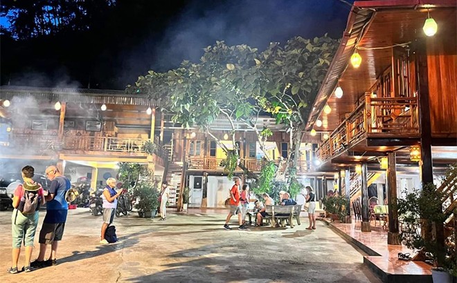 Du khách nước ngoài trải nghiệm tại Làng văn hóa DLCĐ Khim Nọi, huyện Mù Cang Chải. Du khách nước ngoài trải nghiệm tại Làng văn hóa DLCĐ Khim Nọi, huyện Mù Cang Chải.