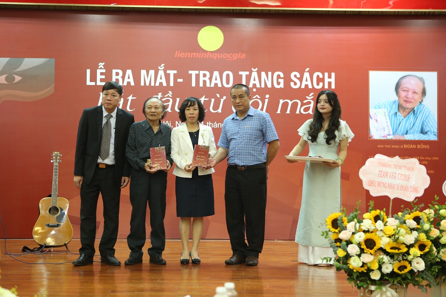 Lễ ra mắt và trao tặng sách “Bắt đầu từ đôi mắt” của Nhà thơ, Nhạc sĩ Đoàn Bổng Lễ ra mắt và trao tặng sách “Bắt đầu từ đôi mắt” của Nhà thơ, Nhạc sĩ Đoàn Bổng