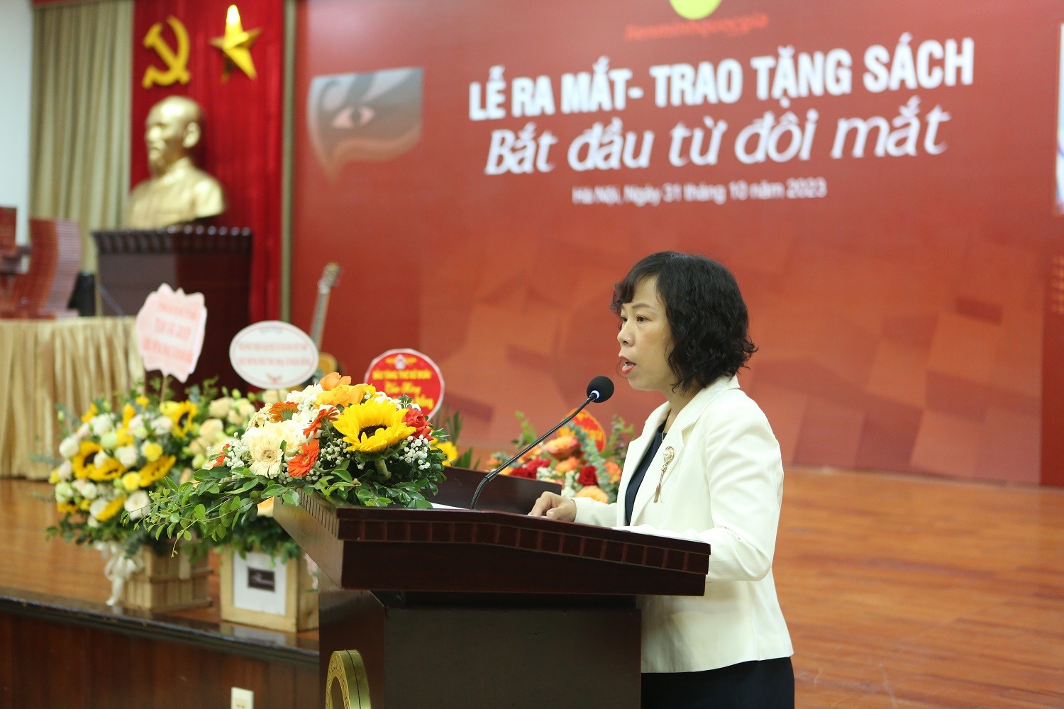 Lễ ra mắt và trao tặng sách “Bắt đầu từ đôi mắt” của Nhà thơ, Nhạc sĩ Đoàn Bổng Lễ ra mắt và trao tặng sách “Bắt đầu từ đôi mắt” của Nhà thơ, Nhạc sĩ Đoàn Bổng
