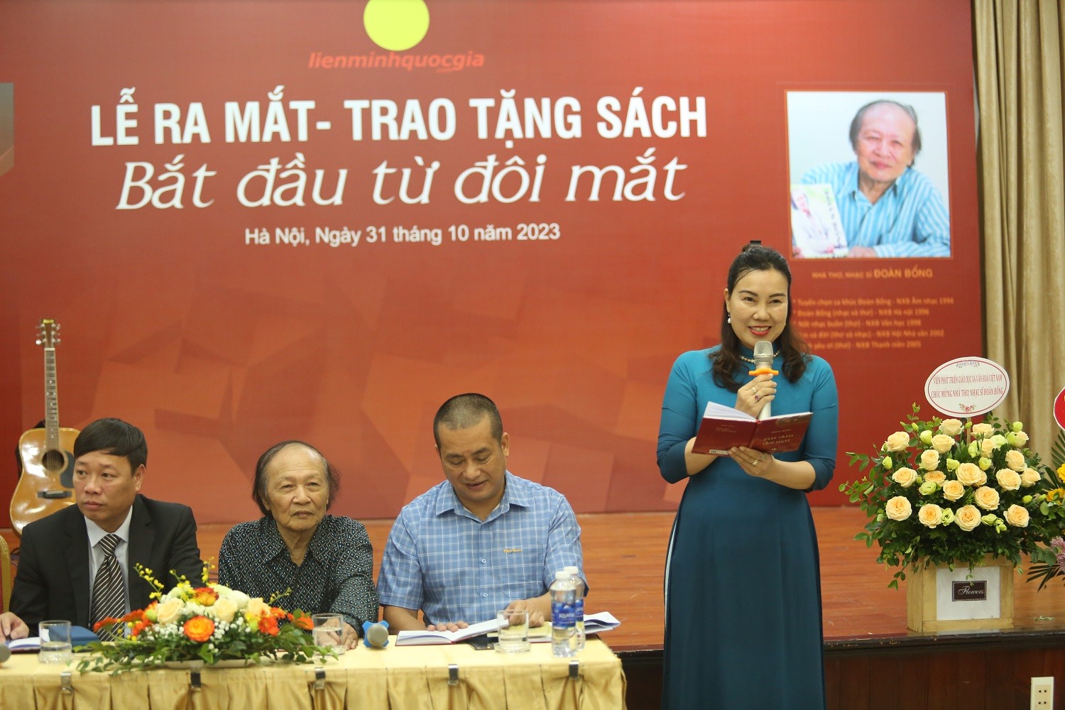 Lễ ra mắt và trao tặng sách “Bắt đầu từ đôi mắt” của Nhà thơ, Nhạc sĩ Đoàn Bổng Lễ ra mắt và trao tặng sách “Bắt đầu từ đôi mắt” của Nhà thơ, Nhạc sĩ Đoàn Bổng