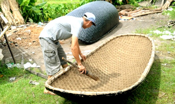 Những chiếc thuyền nan do gia đình anh Vũ Văn Hùng  (phường Nam Hòa, TX Quảng Yên) sản xuất.