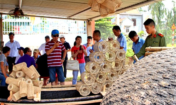 Du khách đến tham quan làng nghề Hưng Học (phường Nam Hòa, TX Quảng Yên).