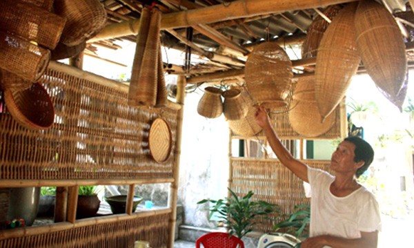 Các sản phẩm ngư cụ truyền thống tại gia đình ông Nguyễn Anh Sáu được làm theo đơn đặt hàng của ngư dân và du khách.