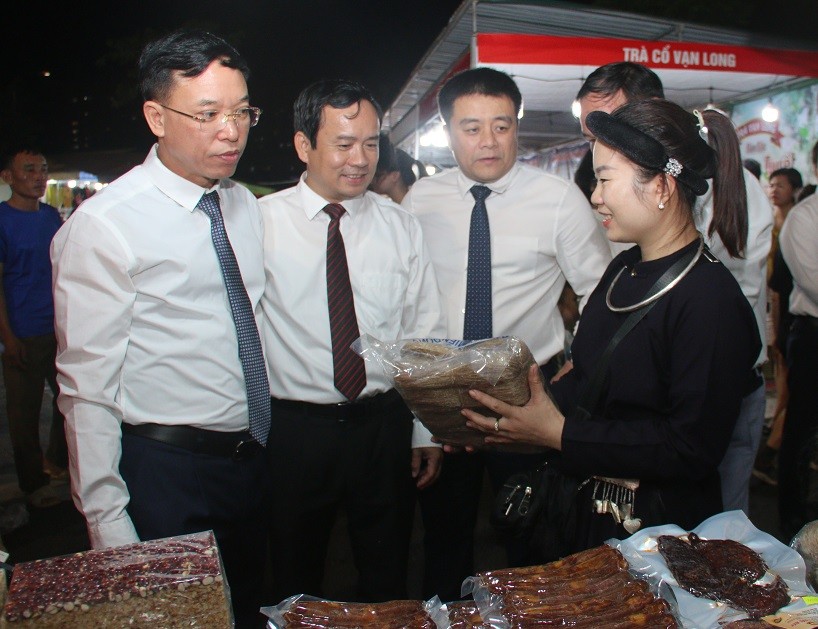 Khai mạc Tuần Văn hóa - Thương mại - Sinh vật cảnh quận Long Biên: Hơn 200 gian hàng OCOP về tề tựu