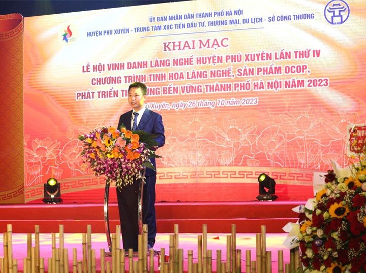 Ông Nguyễn Xuân Thanh - Bí thư Huyện uỷ Phú Xuyên phát biểu khai mạc Lễ hội. Ông Nguyễn Xuân Thanh - Bí thư Huyện uỷ Phú Xuyên phát biểu khai mạc Lễ hội.