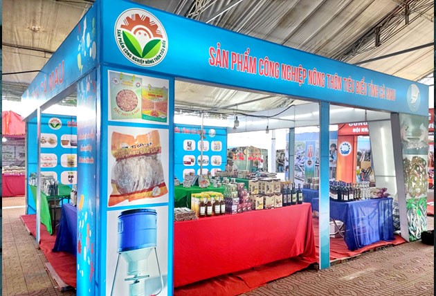 Gian hàng tỉnh Cà Mau tham gia hội chợ triển lãm hàng công nghiệp nông thôn tiêu biểu