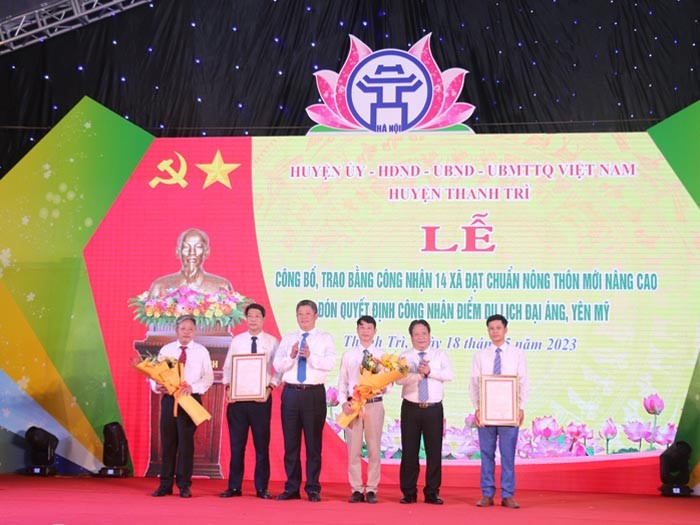 Phó Chủ tịch UBND Thành phố Hà Nội - Nguyễn Mạnh Quyền trao Quyết định công nhận điểm du lịch xã Đại Áng Phó Chủ tịch UBND Thành phố Hà Nội - Nguyễn Mạnh Quyền trao Quyết định công nhận điểm du lịch xã Đại Áng