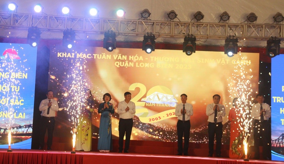 Các đại biểu thực hiện nghi thức khai mạc Tuần Văn hóa - Thương mại - Sinh vật cảnh năm 2023 tại Công viên Long Biên.