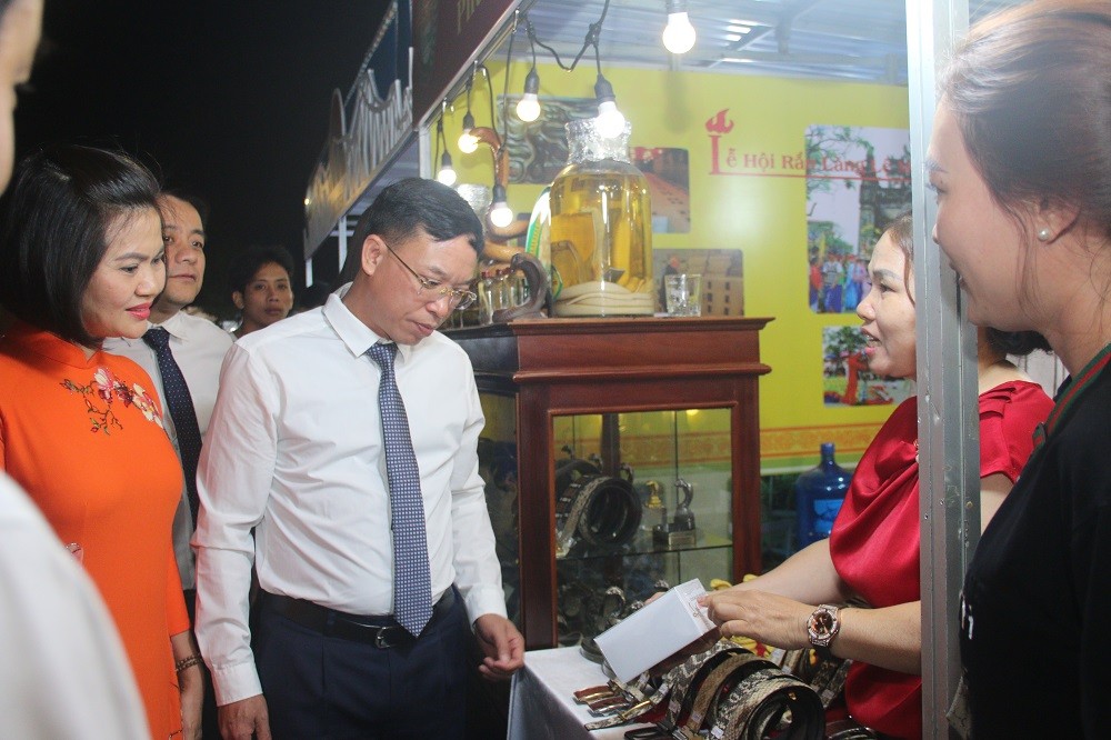  giới thiệu các sản phẩm của làng nghề truyền thống nuôi rắn Lệ Mật;