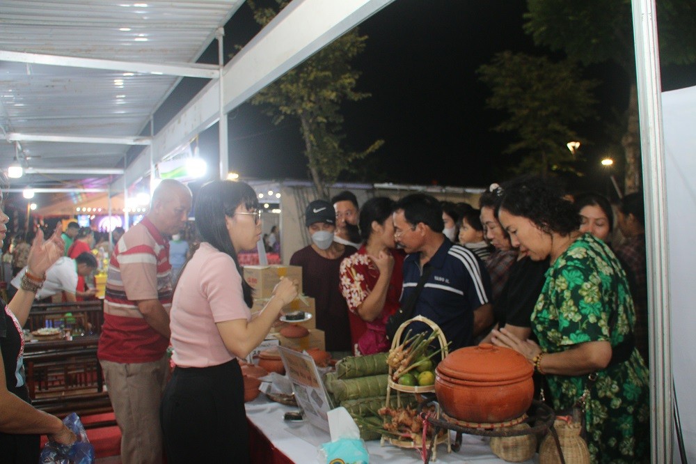 Trong ngày đầu diễn ra khai mạc nhiều sản phẩm OCOP bày bán đã có sức tiêu thụ mạnh. 