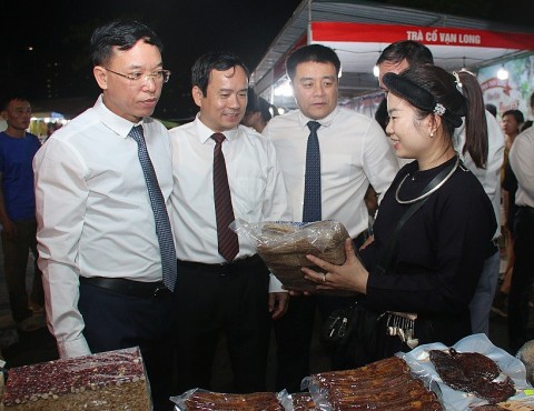 khai mac tuan van hoa thuong mai sinh vat canh quan long bien hon 200 gian hang ocop ve te tuu