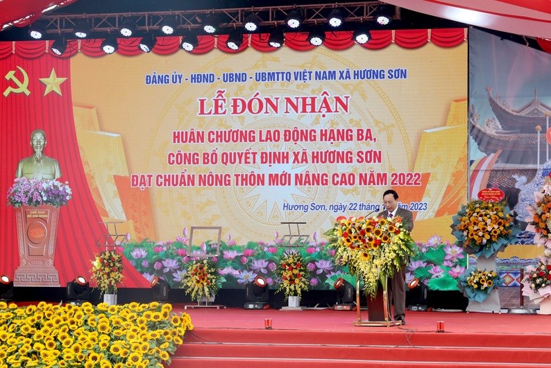 Bí thư Đảng uỷ xã Hương Sơn Nguyễn Văn Lương phát biểu tại buổi lễ Bí thư Đảng uỷ xã Hương Sơn Nguyễn Văn Lương phát biểu tại buổi lễ