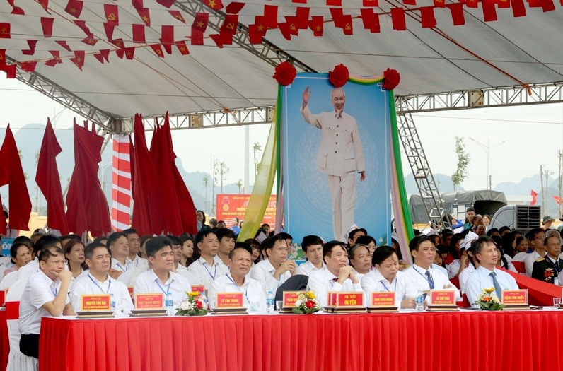 Thừa ủy quyền Chủ tịch nước, Phó Bí thư Thường trực Thành ủy Hà Nội - Nguyễn Thị Tuyến trao Huân chương Lao động hạng Ba và trao Bằng công nhận xã đạt chuẩn nông thôn mới nâng cao năm 2022 cho cán bộ và nhân dân xã Hương Sơn. Thừa ủy quyền Chủ tịch nước, Phó Bí thư Thường trực Thành ủy Hà Nội - Nguyễn Thị Tuyến trao Huân chương Lao động hạng Ba và trao Bằng công nhận xã đạt chuẩn nông thôn mới nâng cao năm 2022 cho cán bộ và nhân dân xã Hương Sơn.