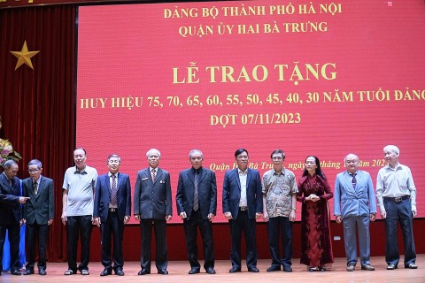 Thành ủy Hà Nội trao Huy hiệu Đảng đợt 7/11