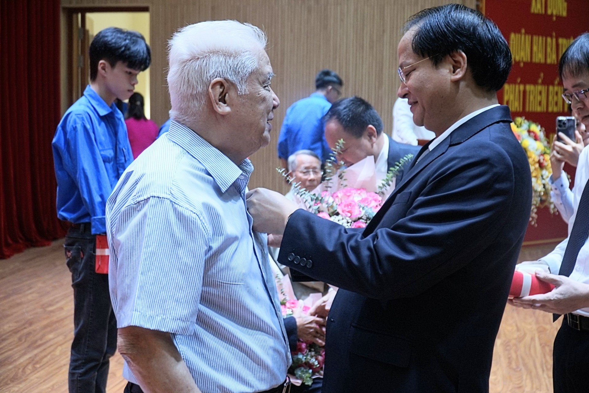 Thành ủy Hà Nội trao Huy hiệu Đảng đợt 7/11