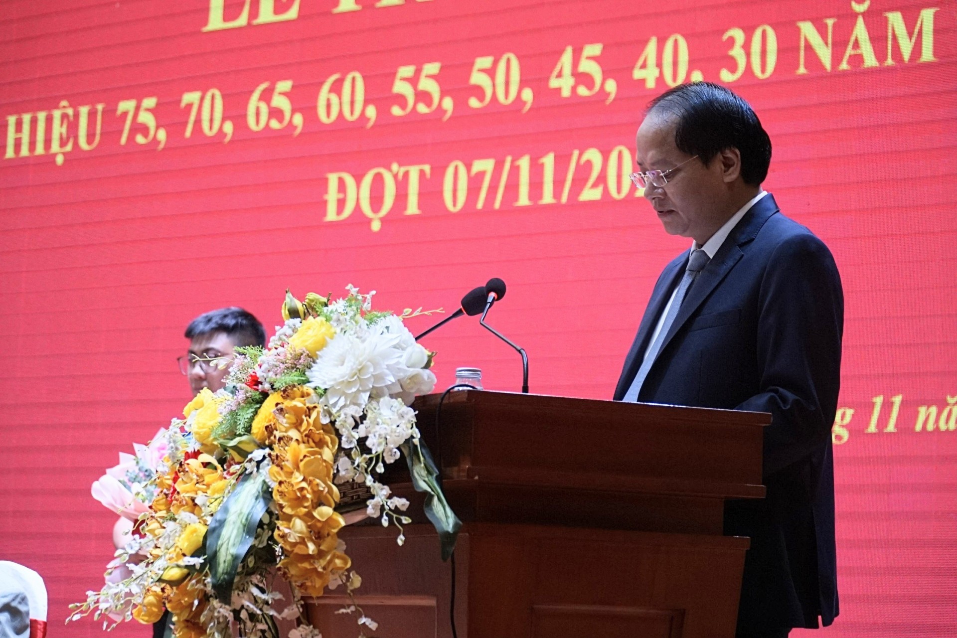 Thành ủy Hà Nội trao Huy hiệu Đảng đợt 7/11