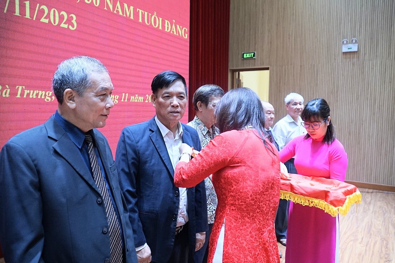 Thành ủy Hà Nội trao Huy hiệu Đảng đợt 7/11