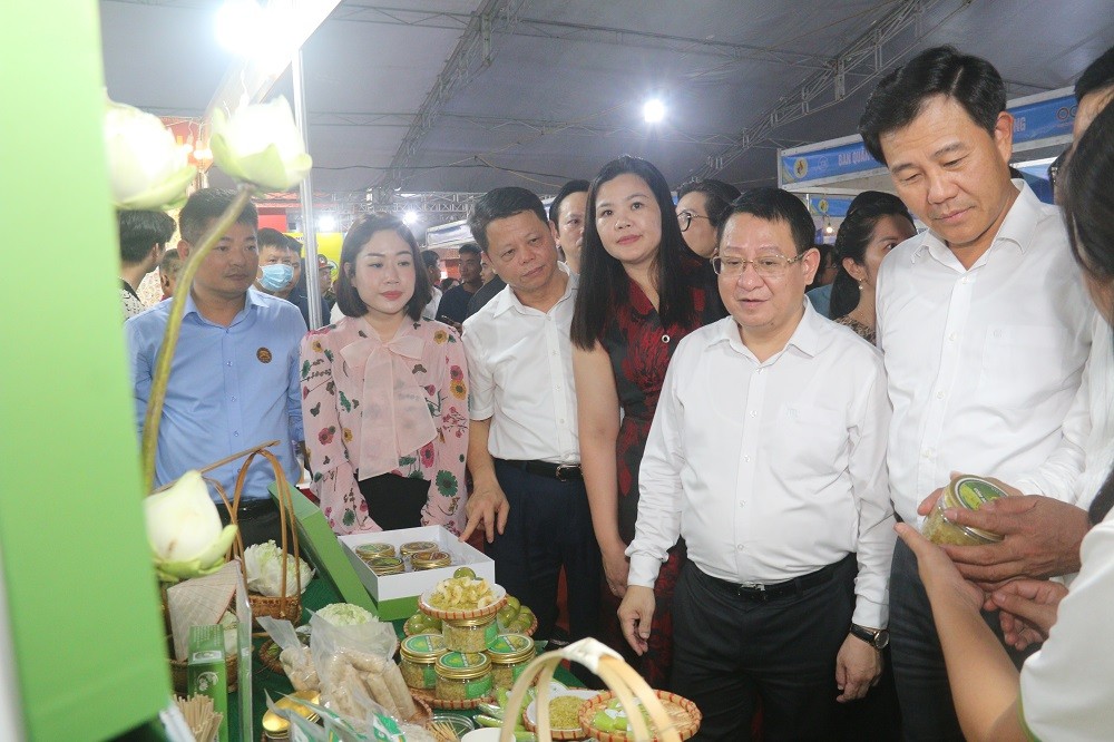 Các đại biểu tham quan gian hàng của huyện Mê Linh.
