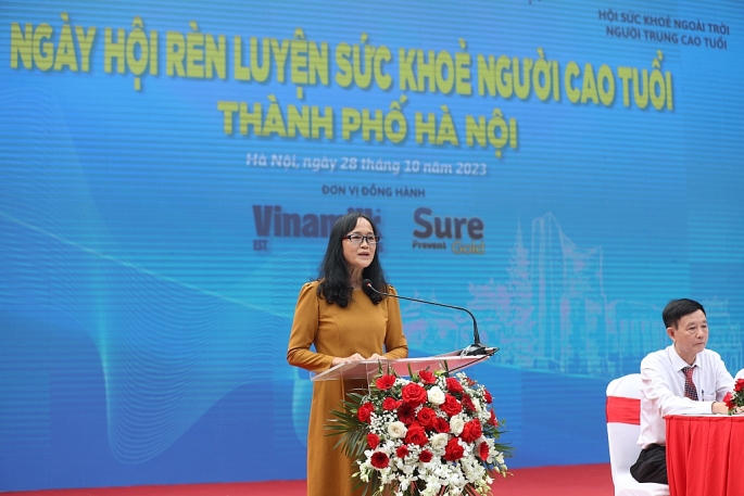 Bà Nguyễn Minh Tâm - Giám đốc Chi nhánh Vinamilk Hà Nội – chia sẻ tại sự kiện.    Ảnh 4B: Bà Nguyễn Minh Tâm - Giám đốc Chi nhánh Vinamilk Hà Nội – đại diện Vinamillk nhận hoa và cờ từ Sở Văn hóa và Thể thao Hà Nội. Bà Nguyễn Minh Tâm - Giám đốc Chi nhánh Vinamilk Hà Nội – chia sẻ tại sự kiện.    Ảnh 4B: Bà Nguyễn Minh Tâm - Giám đốc Chi nhánh Vinamilk Hà Nội – đại diện Vinamillk nhận hoa và cờ từ Sở Văn hóa và Thể thao Hà Nội.