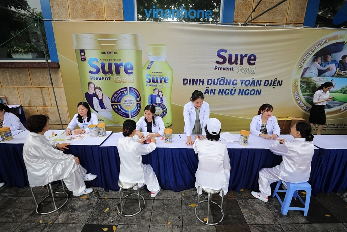 Tham gia đồng diễn dưỡng sinh, người cao tuổi còn được các bác sĩ của Trung tâm Dinh dưỡng Vinamilk thăm khám, tư vấn dinh dưỡng. Tham gia đồng diễn dưỡng sinh, người cao tuổi còn được các bác sĩ của Trung tâm Dinh dưỡng Vinamilk thăm khám, tư vấn dinh dưỡng.