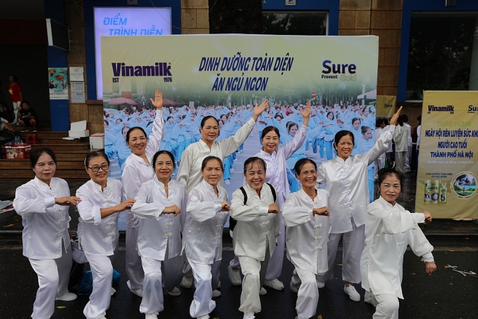 Hoạt động thể dục kết hợp với dinh dưỡng sẽ đem lại sức khỏe tốt cho người cao tuổi. Hoạt động thể dục kết hợp với dinh dưỡng sẽ đem lại sức khỏe tốt cho người cao tuổi.