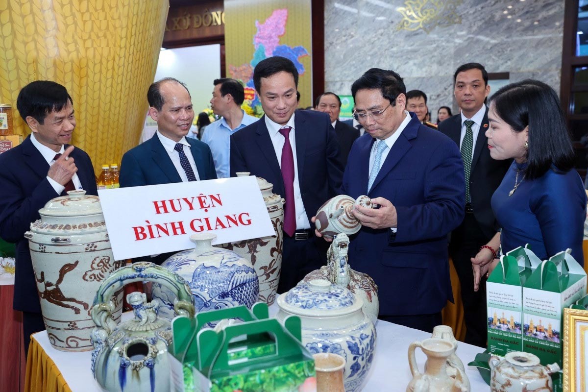Thủ tướng Phạm Minh Chính thăm gian trưng bày sản phẩm của huyện Bình Giang, tỉnh Hải Dương