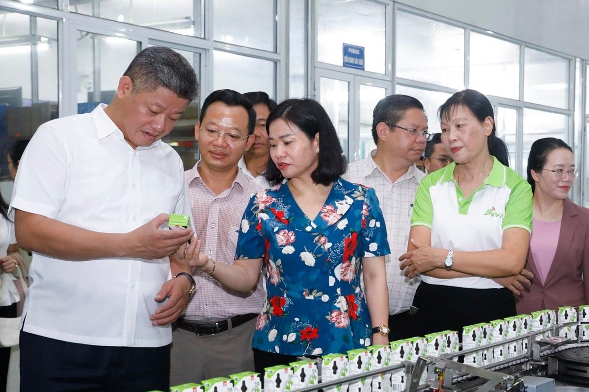 Phó Bí thư Thường trực Thành ủy Nguyễn Thị Tuyến thăm Hợp tác xã Nam dược Tản Viên Sơn xã Tản Lĩnh, huyện Ba Vì, Hà Nội Phó Bí thư Thường trực Thành ủy Nguyễn Thị Tuyến thăm Hợp tác xã Nam dược Tản Viên Sơn xã Tản Lĩnh, huyện Ba Vì, Hà Nội