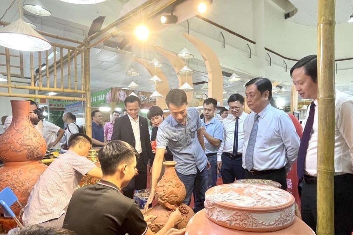 Bộ trưởng Bộ Nông nghiệp và Phát triển nông thôn Lê Minh Hoan cùng các vị đại biểu tham quan gian hàng