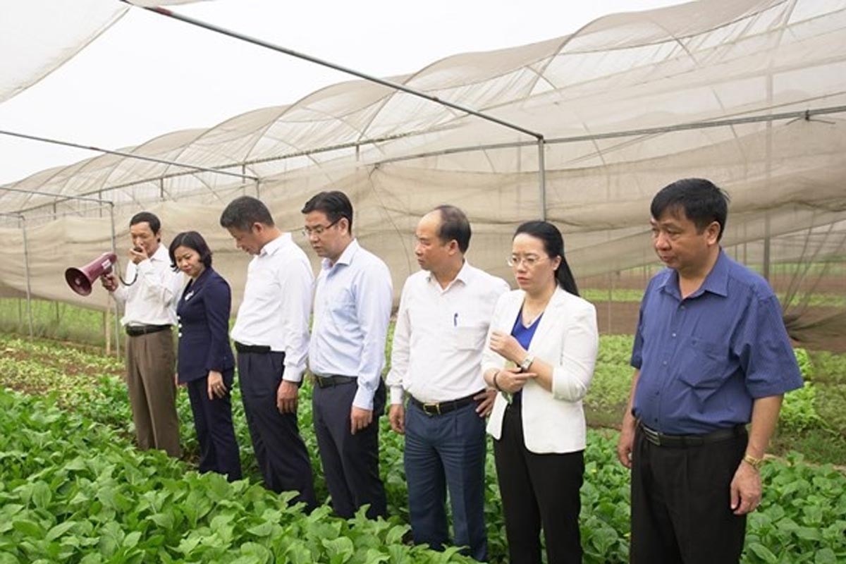 Ông Nguyễn Văn Chí (ngoài cùng bên phải) cùng Đoàn công tác của thành phố Hà Nội trong một lần kiểm tra việc thực hiện xây dựng nông thôn mới trên địa bàn huyện Chương Mỹ (Hà Nội). Ông Nguyễn Văn Chí (ngoài cùng bên phải) cùng Đoàn công tác của thành phố Hà Nội trong một lần kiểm tra việc thực hiện xây dựng nông thôn mới trên địa bàn huyện Chương Mỹ (Hà Nội).