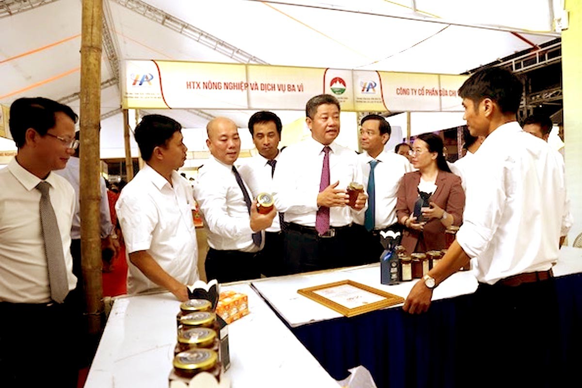 Ông Nguyễn Mạnh Quyền, Phó Chủ tịch UBND Thành phố, ông Vũ Bá Phú, Cục trưởng cục XTTM Bộ Công Thương, ông Lê Đức Thịnh, Cục trưởng Cục Kinh tế hợp tác và phát triển nông thôn, Bộ NN&PTNT; cùng đại diện các sở ban ngành; lãnh đạo huyện Ba Vì tham quan các gian hàng tại Festiva Ông Nguyễn Mạnh Quyền, Phó Chủ tịch UBND Thành phố, ông Vũ Bá Phú, Cục trưởng cục XTTM Bộ Công Thương, ông Lê Đức Thịnh, Cục trưởng Cục Kinh tế hợp tác và phát triển nông thôn, Bộ NN&PTNT; cùng đại diện các sở ban ngành; lãnh đạo huyện Ba Vì tham quan các gian hàng tại Festiva