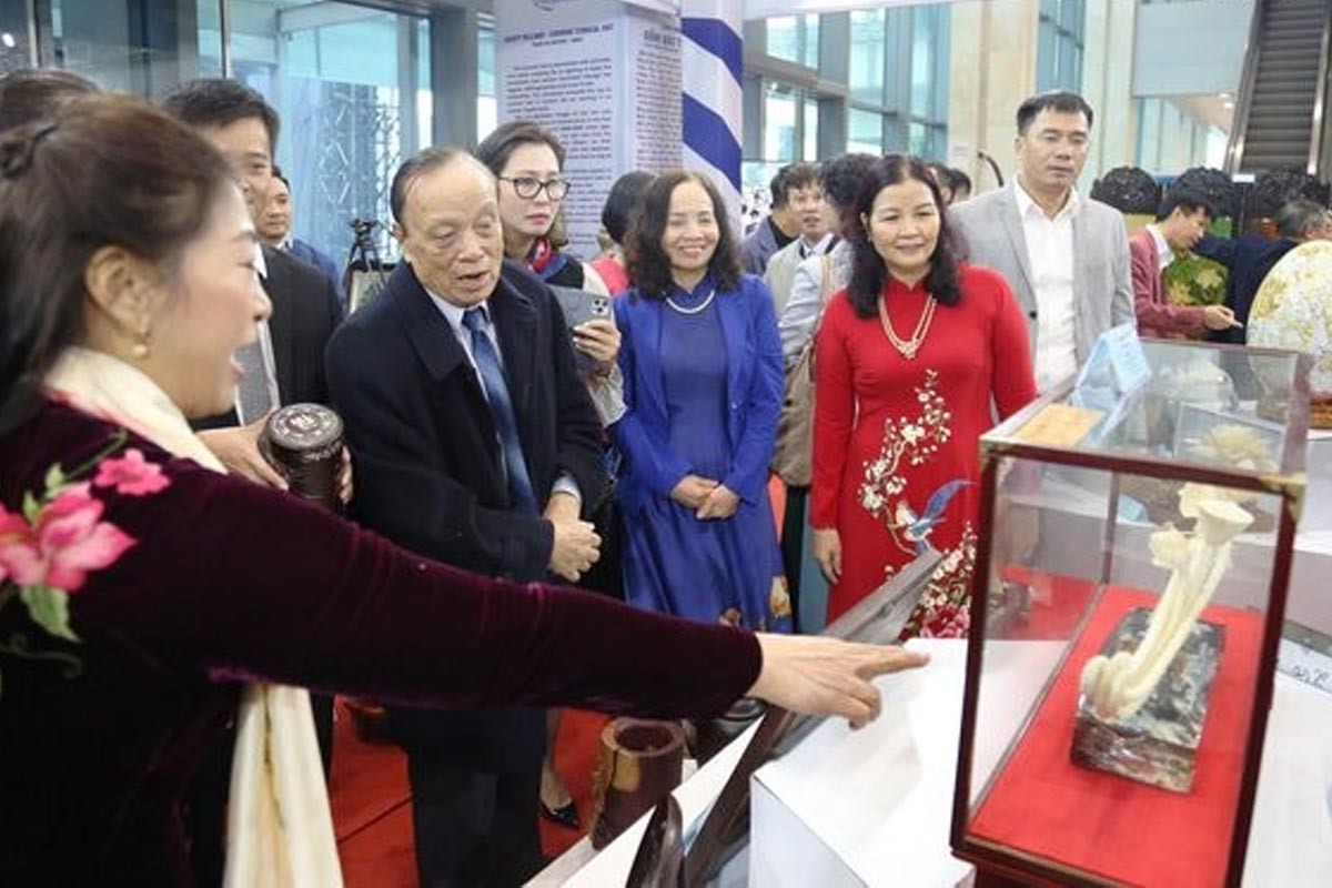 Ông Lưu Duy Dần - Chủ tịch Hiệp hội Làng nghề Việt Nam và các đại biểu tham quan gian hàng tại Hội chợ quốc tế Quà tặng hàng thủ công mỹ nghệ Hà Nội 2022 Ông Lưu Duy Dần - Chủ tịch Hiệp hội Làng nghề Việt Nam và các đại biểu tham quan gian hàng tại Hội chợ quốc tế Quà tặng hàng thủ công mỹ nghệ Hà Nội 2022