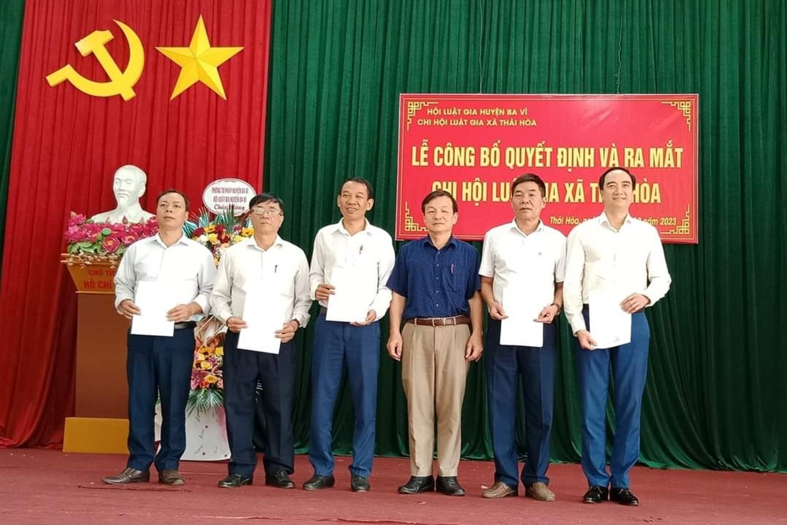 Các đại biểu lãnh đạo huyện, xã chụp ảnh lưu niệm  với Chi Hội Luật gia xã Thái Hòa Các đại biểu lãnh đạo huyện, xã chụp ảnh lưu niệm  với Chi Hội Luật gia xã Thái Hòa