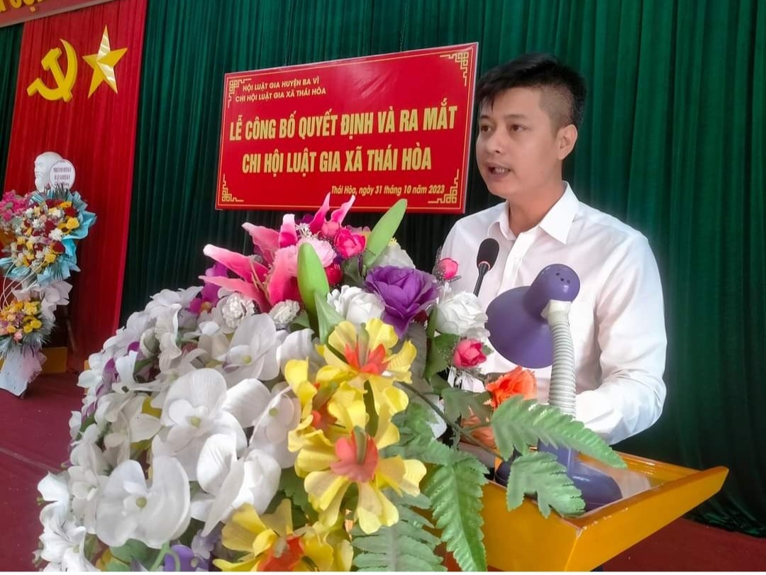 Ông Phùng Văn Giang, Chỉ huy trưởng QS xã công bố Quyết định của Chủ tịch Hội Luật gia huyện Ba Vì về việc thành lập  Chi  Hội  Luật  gia  xã  Thái  Hòa                 Ông Phùng Văn Giang, Chỉ huy trưởng QS xã công bố Quyết định của Chủ tịch Hội Luật gia huyện Ba Vì về việc thành lập  Chi  Hội  Luật  gia  xã  Thái  Hòa