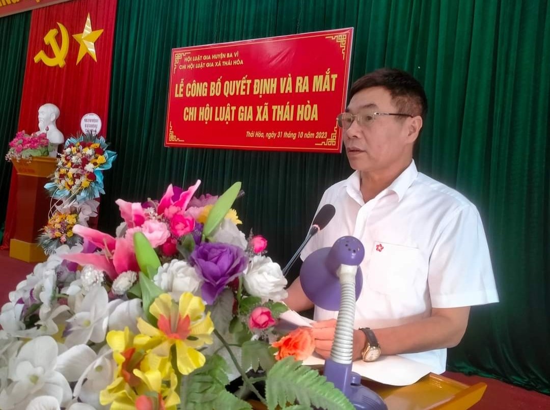 Ông Phùng Đình Tuấn, PCT UBND xã, Chi hội trưởng Chi Hội Luật gia xã Thái Hòa phát biểu cảm ơn, kết thúc buổi lễ Ông Phùng Đình Tuấn, PCT UBND xã, Chi hội trưởng Chi Hội Luật gia xã Thái Hòa phát biểu cảm ơn, kết thúc buổi lễ