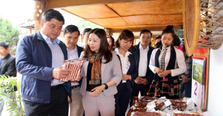 Thứ trưởng Bộ Nông nghiệp & Phát triển nông thôn Trần Thanh Nam và các đại biểu tham quan sản phẩm OCOP Thứ trưởng Bộ Nông nghiệp & Phát triển nông thôn Trần Thanh Nam và các đại biểu tham quan sản phẩm OCOP